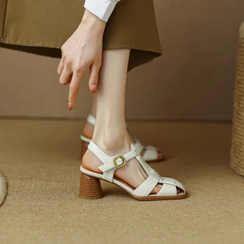 2022 Verão as Mulheres Sapatos de Moda do Dedo do pé Redondo Chunky Calcanhar Mulheres Sandálias de Couro de Vaca Correia-T Salto Alto Casual Romano Sapatos para Mulheres