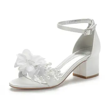 Elegante branco marfim nupcial sapatos de noiva de cetim sandálias inferior do bloco de salto grosso cinta de tornozelo com flor estilo vintage, sapatos pérola