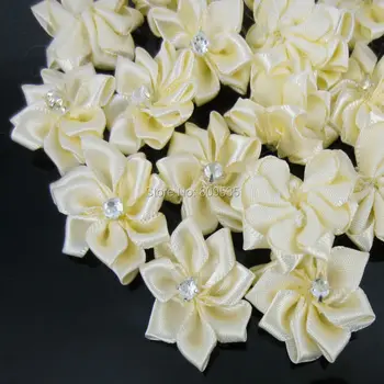 40Pcs Bege Artesanais de Tecido Pequenas Flores de Cetim com Strass, Apliques de Costura de Casamento de Acessórios do Vestuário Flores 2,8 cm