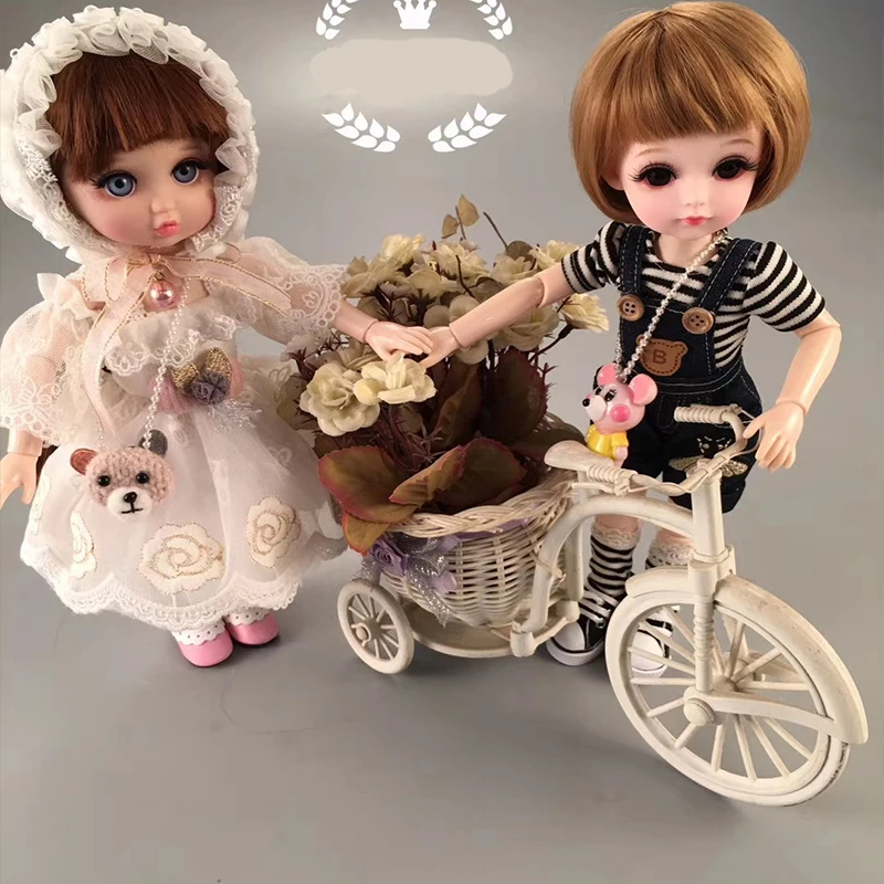 Um conjunto de 6 bonecas de cabeça grande, brinquedos na mão, bonecas  Kawaii, decorações de interiores de carros, decorações de bolos, presentes  de