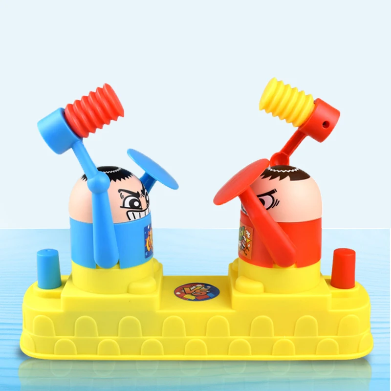 Dois jogadores de luta brinquedo de madeira para meninos pai