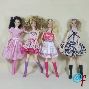 Roupa de Barbie feita com meia -   Roupas para barbie, Roupas,  Moldes para vestuário de bonecas